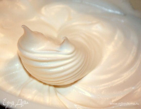Желатин залейте холодной водой на 15 минут, затем прогрейте на водяной бане или минимальном огне, помешивая, до растворения. Взбейте белки. Во взбитые белки быстро влейте желатин тонкой струйкой при постоянном помешивании. Горячий желатин вливайте медленно, взбивайте до полного охлаждения — скорость миксера максимальная. И только после того, как остынет масса, скорость взбивания должна быть минимальная. Добавьте приготовленный сливочно-яичный крем и тщательно перемешайте.