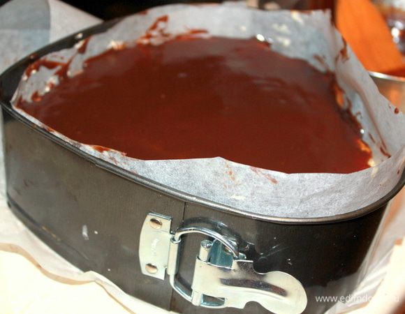 Для глазури шоколад растопите с маслом и медом на водяной бане, достаньте застывший торт из формы и распределите глазурь по торту. Дайте застыть в холодильнике 1 час и подавайте.