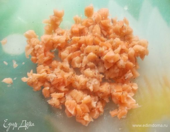 Нашу рыбку режем меленько, солим, перчим и добавляем немножко тимьяна.