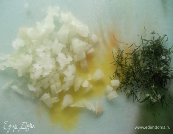 Лук и укроп порезать очень мелко