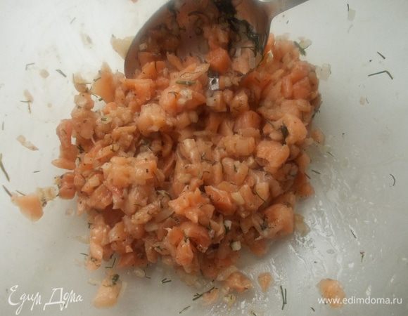 Заправить оливковым маслом и бальзамическим уксусом. Уксус можно заменить лимонным соком. Я оставила немного мариноваться , буквально на 5 минут. Затем выложить с помощью формочки на блюдо.Можно добавить на тарелку любимые овощи и листья салата.