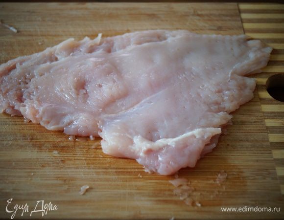 Куриное филе промыть, обсушить и отбить. Натереть солью и перцем.