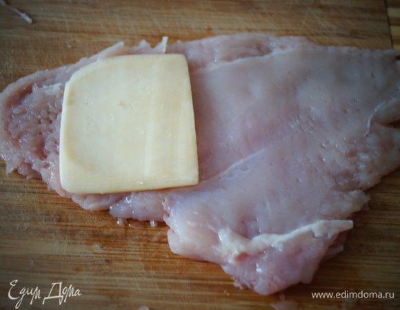 Сверху на край положить кусочек бекона и ломтик сыра