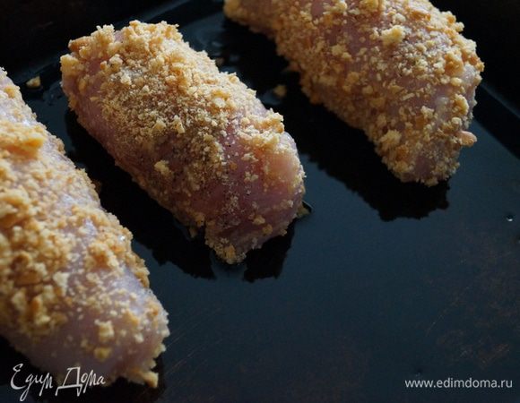Обмакнуть во взбитое яйцо и обвалять в крошках, сделанных из крекера. Выложить на противень смазанный маслом и поставить в разогретую духовку на 20 минут. Приятного аппетита!!!