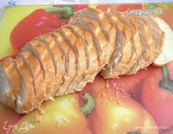 Первым делом нарезаем батон на не слишком толстые ломтики.