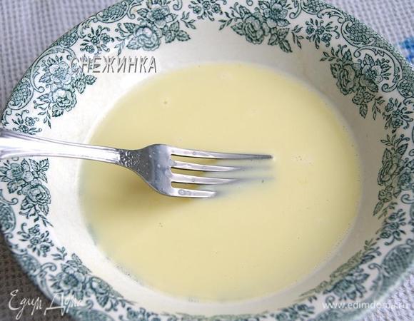 Для сахарных гренок необходимо слегка взбить вилкой в миске яйцо, затем влить молоко и хорошо перемешать.