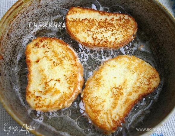 В сковороде разогреваем немного растительного масла. Каждый кусочек батона обмакиваем в молочную массу, при этом дать батону хорошо пропитаться с двух сторон. Обжариваем гренки на сковороде с обеих сторон до золотистого цвета.