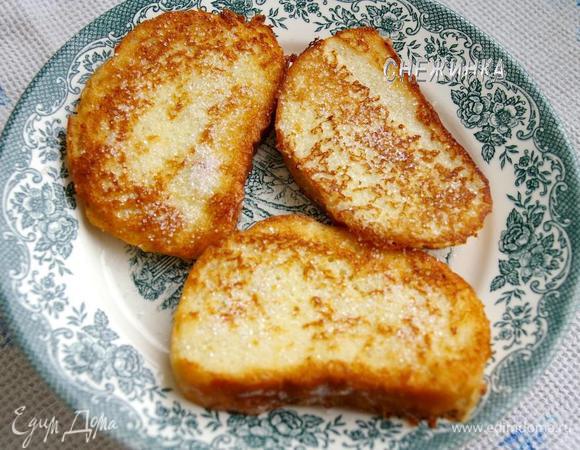 Снимаем гренки, присыпаем сверху сахаром, около 0,5 ч.л. на каждую.