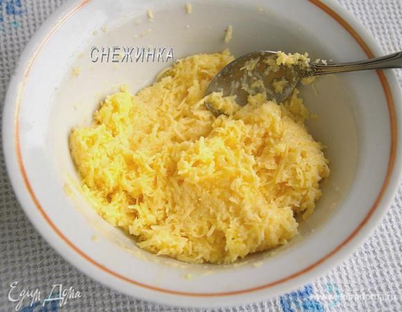 Для сырных гренок сыр натираем на средней тёрке, добавляем яйцо, хорошо перемешиваем до однородности.