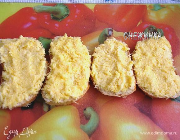 Намазываем сырной массой ломтики с одной стороны.