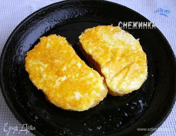 Разогреваем сковороду с небольшим количеством масла. Отправляем гренки вначале сырной стороной вниз, когда они хорошо зажарятся, переворачиваем и немного подрумяниваем с другой стороны.