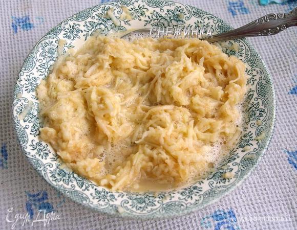 Для яблочных гренок, яблоки очищаем от кожи и семян. Натираем на крупной тёрке, перемешиваем c сахаром и яйцом.