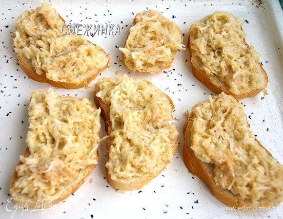 На ломтики батона накладываем щедро яблочную начинку. Если яблоки очень сочные - не страшно. Можно накладывать начинку вместе с соком, он пропитает ломтики, и гренки будут ещё вкусней. Кладём на противень. Отправляем в духовку, разогретую до 200С на минут 20 до зарумянивания. 