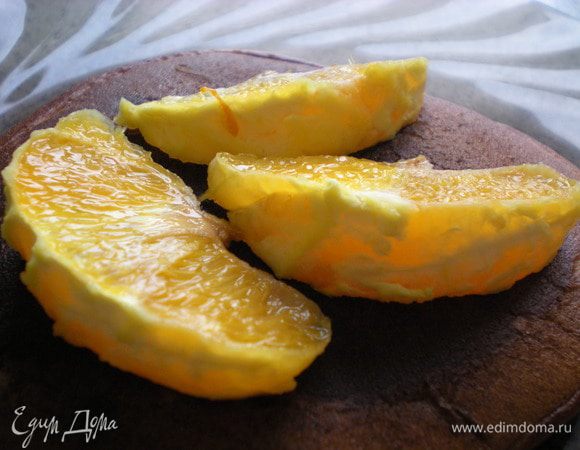 Положить на оладушку и чередовать: оладушка - фрукт - оладушка - фрукт, посыпать сахарной пудрой.