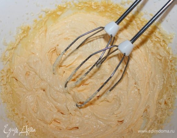 Размягчённое сливочное масло взбить с 100 г сахара и ванильным сахаром до пышности. постепенно по одному ввести желтки. Взбивать до полного растворения крупинок сахара в желтках.