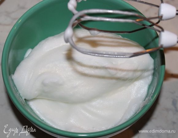 Белки взбить до пышной пены. Когда пена станет пышной и жидкого белка больше не останется,  постепенно, небольшими порциями всыпать остатки сахара (100 г). 