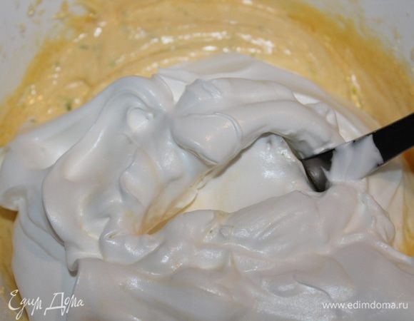 Ввести белковую смесь и аккуратно лопаткой перемешать (не миксером!!!).