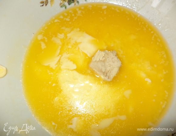 маргарин растопить  дать остыть положить дрожжи и перемешать