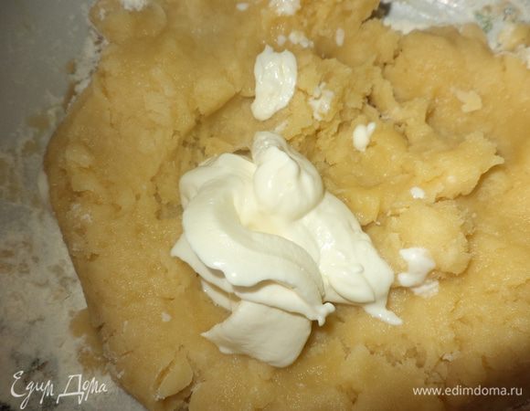 высыпать муку  и замеситьь  достаточно плотное тесто,если оно начнет как бы рассыпаться, будет крошковатое-нужно добавить 2 ложечек кефира или простокваши или полную с горкой ложку сметаны и естественно муки,поэтому у меня без сметаны ушел стакан (250 г),и пришлось еще с полстакана добавить и уберем на часок в холодильник