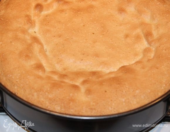 Выпекать в разогретой до 200 градусов  духовке 15 минут. Охладить бисквит.