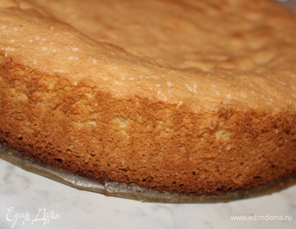 Бисквит очень хорошо поднялся и заполнил почти всю форму... Т.е. этого бисквита хватит на 2 торта. Я решила разделить корж на 2 части и уменьшить количество ингредиентов для крема вдвое...