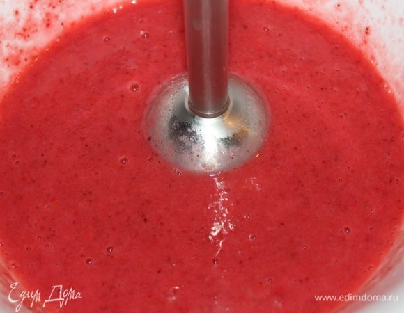 Сделать пюре из клубники с сахаром и ванильным сахаром.  Желатин залить 4 ст. л. кипяченной воды на 15 минут. Затем распустить желатин в микроволновой печи. Ввести желатин в пюре, перемешать.