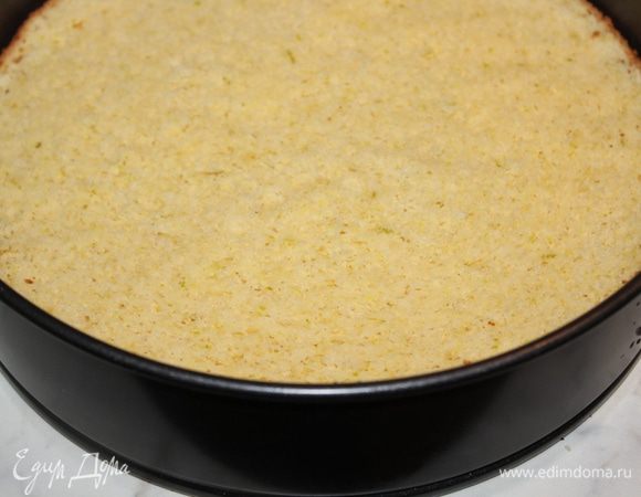 На дно формы выложить бисквит.