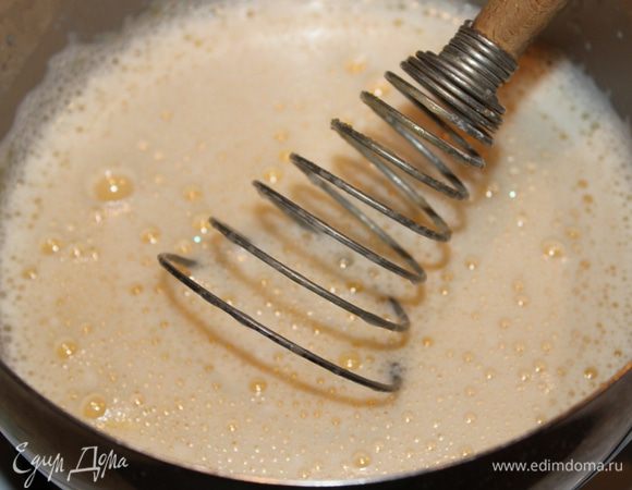 Крем-шампанское. Желатин залить 4 ст. л. кипяченной воды на 15 минут. Затем распустить желатин в микроволновой печи.  Смешать яичные желтки, сахар, крахмал и сок лайма. Добавить в яично-крахмальную смесь шампанское.  Перелить смесь в сотейник с толстым дном. 