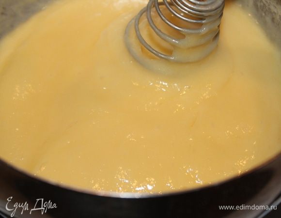 На тихом огне довести смесь до кипения и готовить до загустения (1,5-2 минуты). Ввести  в крем желатин,  остудить до комнатной температуры.