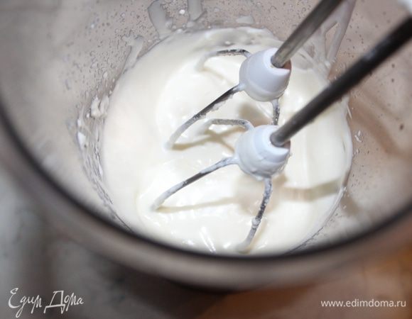 Сливки взбить до крепких пиков, а затем подмешать к крему.