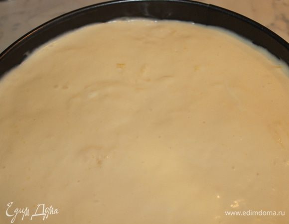 Поверх зажелированного клубничного слоя выложить крем из шампанского. Убрать форму в холодильник на 5-8 часов (идеально на ночь).