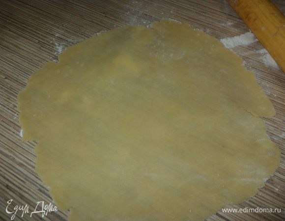 тесто разделить на 4 части и каждую раскатать тонким слоем,постоянно присыпая мукой,оно легко раскатывается