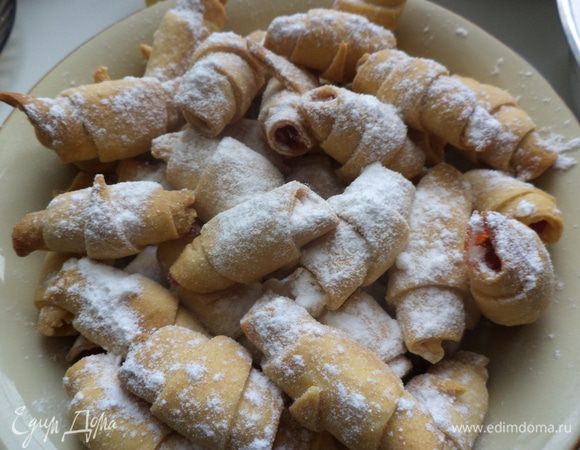 сложить в мисочку и пересыпать сахарной пудрой