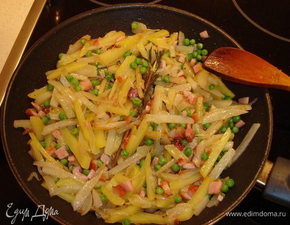 Лист слоеного теста размораживаем. Я кладу его на пергамент и в духовочку - темп. 35 гр. и конвекция. Пока готовлю начинку - тесто оттаивает. 
На сковороде разогреваем любимое растительное масло, лук режем перьями, помещаем в масло, сверху картошку крупной соломкой, на нее мясо кубиком. Готовим на умеренном огне, помешивая, добавляем травы, черный перчик... Не солим! Когда картофель почти готов, добавим мороженный горошек, перемешаем, отключим - пусть доходит.