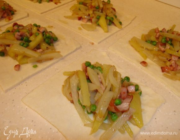 Тесто раскатаем. Разрежем на крупные квадраты. Выложим начинку.