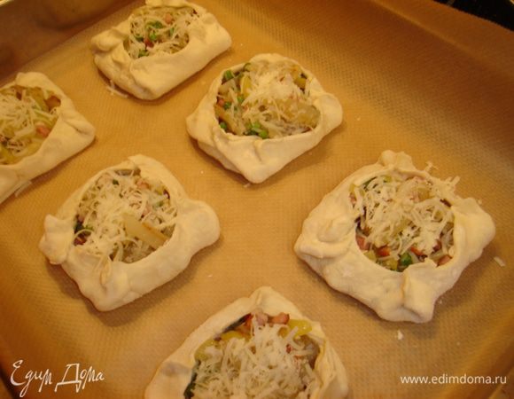 Сформируем квадратные открытые пирожки, сверху тертый сыр. 