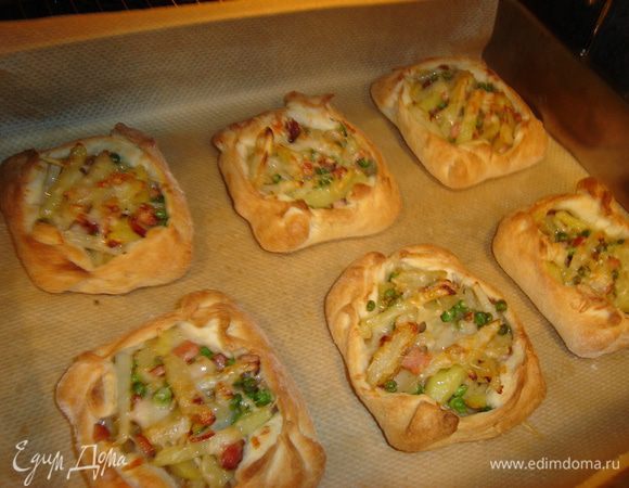 Выпекаем в духовке. t - 200 - 180 градусов. Теперь быстро зовем всех за стол! Горячие пирожки с бокалом любимого вина... Вечер станет еще теплее.