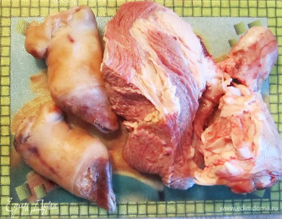 Разрубить ножки на несколько частей. Подготовить ноги, голяшку, мясо и замочить на 2 ч в холодной воде. Слить воду. 