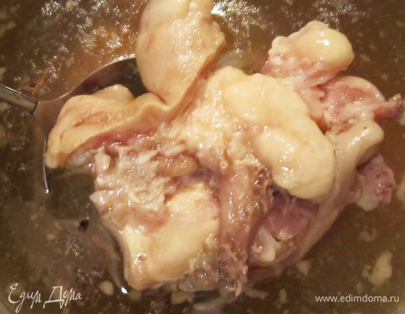 Поместить ножки, мясо, голяшку в большую кастрюлю, залить холодной водой и варить в течение 3 часов на слабом огне. Не забывать снимать накипь. Посолить по вкусу и варить еще примерно 2 часа до готовности (мясо, шкурка, жилочки должны свободно отходить от костей). За 30-40 мин до окончания варки добавить очищенные лук, морковь и перец. За 5-10 мин - добавить лавровый лист.