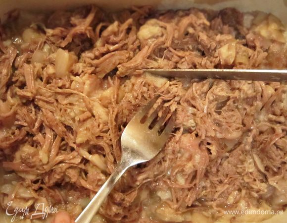 После окончания варки из бульона вынуть ноги, голяшку, мясо и морковь. Выбросить лук и специи.  В бульон выдавить чеснок. Затем процедить бульон, отставить в сторону. Отделить мясо от костей и порезать на кусочки не меньше 1см.