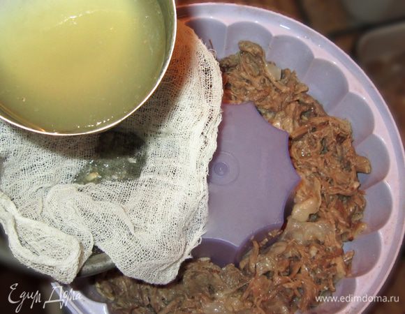 Морковь, порезать кружочками. Разложить ломтики моркови на дно формы для холодца, сверху положить мясо и залить бульоном. Остудить в течение 4 часов.
Подавайте холодец с горчицей или хреном!