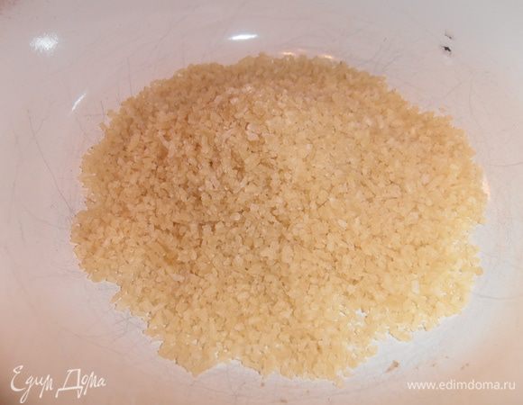 Желатин залить водой (я замачивала соком от мандарин,разбавив водой)