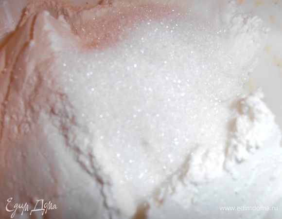 В творог добавить сахар по вкусу (у меня ушло 7 ст. л. сахара) + ваниль.