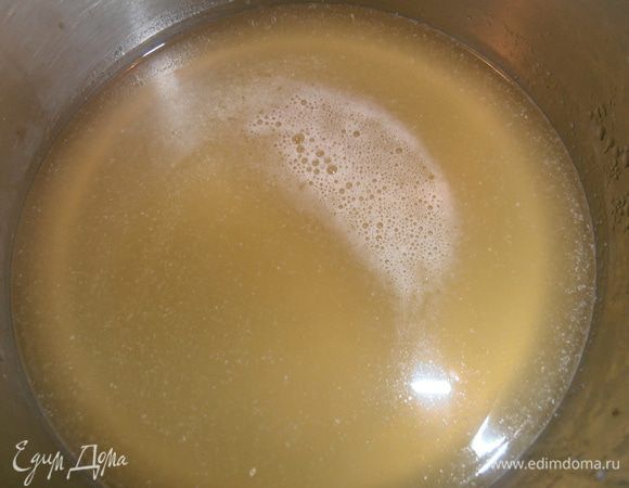 Желатин ставим на водяную баню,потом процеживаем через сито, чтобы не попалось крупинок!