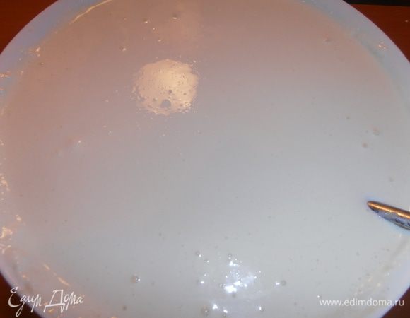 Вливаем желатин тонкой струйкой в творожную массу,постоянно помешивая. Я не стала рисковать и фотографировать этот процесс (можно воспользоваться блендером)