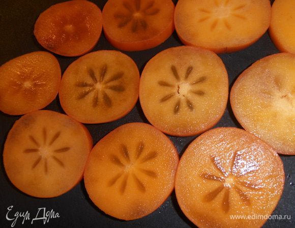 Заранее подготавливаем дно формы, которое потом будет верхом! Для этого хурму нарезаем сначала поперёк...