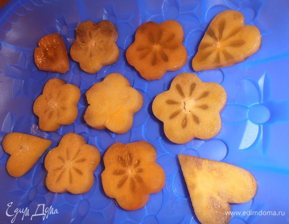 Выкладываем на дно силиконовой (или другой) формы кусочки сочной хурмы.