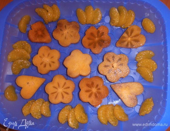 Выкладываем мандарин веером между хурмой.