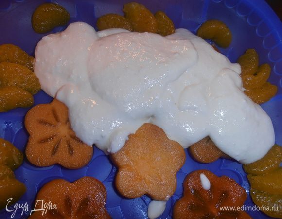 Повторяю:фрукты берём на Ваше усмотрение или вообще заменяем дольками мармелада!Если дно формы гладкое-сразу заливаем ещё тёплую творожную массу,но у меня дно с узором,поэтому я дала минутку схватиться массе,чтобы сохранить узор.Перемешать снова и осторожно,но быстро залить фрукты!