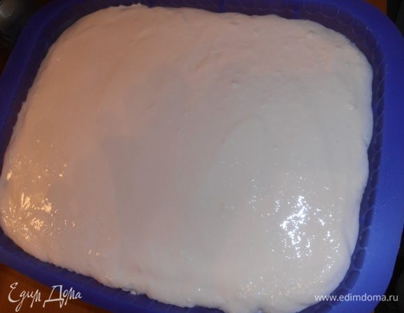 Разравниваем поверхность и уже можно отправлять в холодильник...